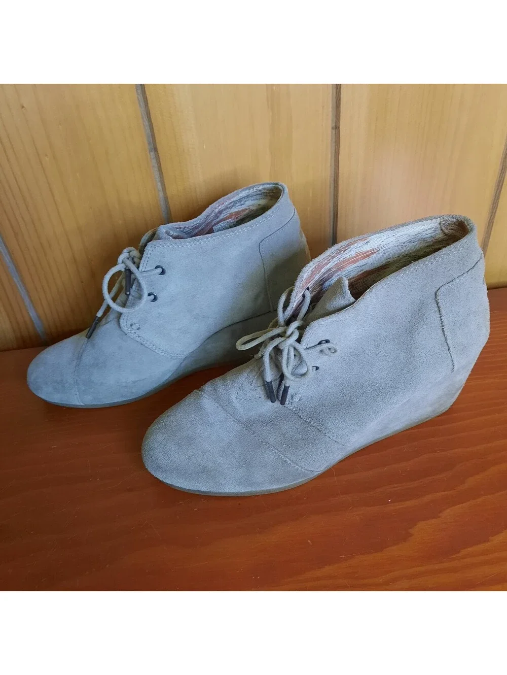 Toms Suede Tan Wedge Booties Size 9.5 Pattern Inside Womens
